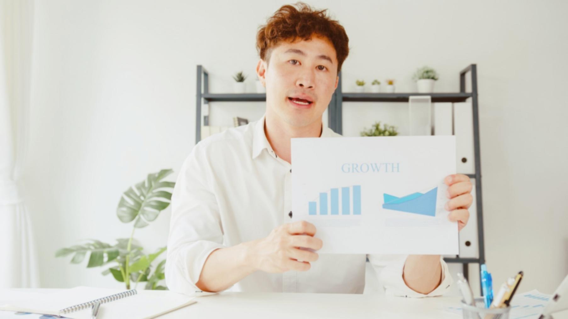 Professional seminar environment with detailed topic analysis